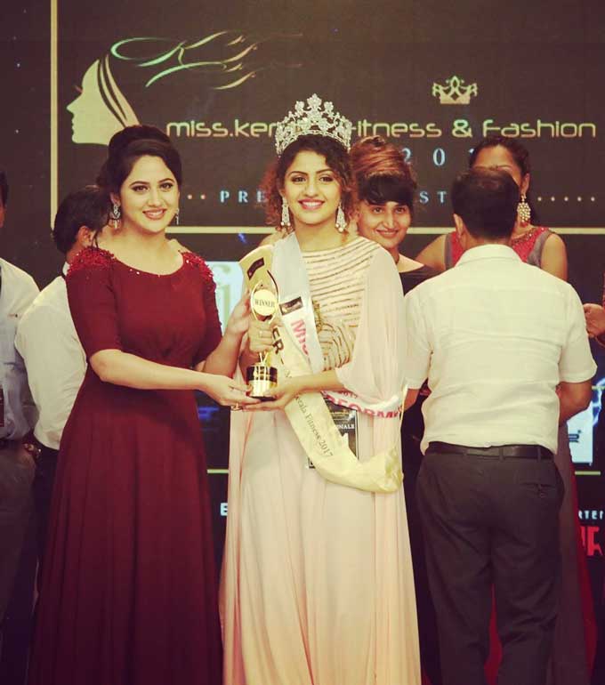 Noorin Shereef 6 Noorin Shereef receiving award from Miya