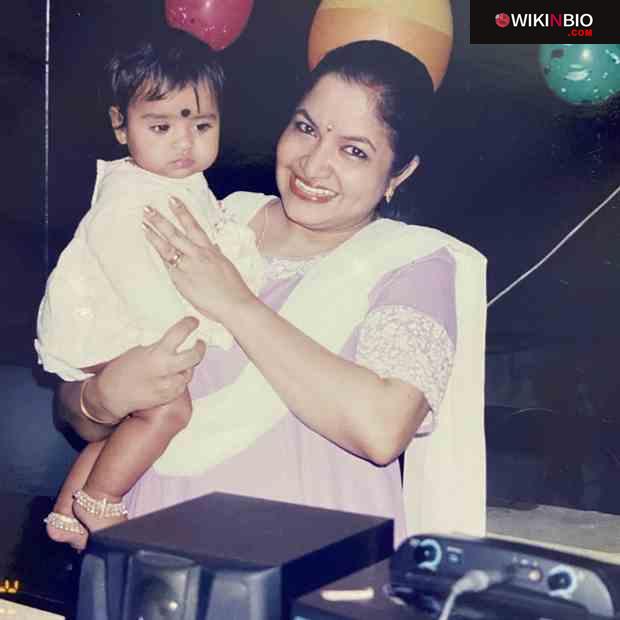 Sivaangi with singer Chitra