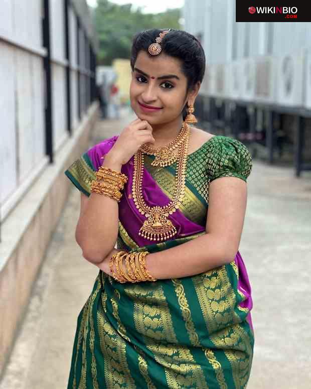 Sivaangi in green saree