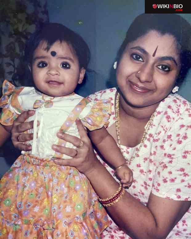 Sivaangi with her mother